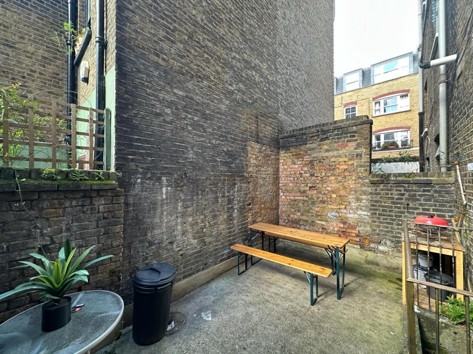 Whitechapel Station Rooms London Exterior photo